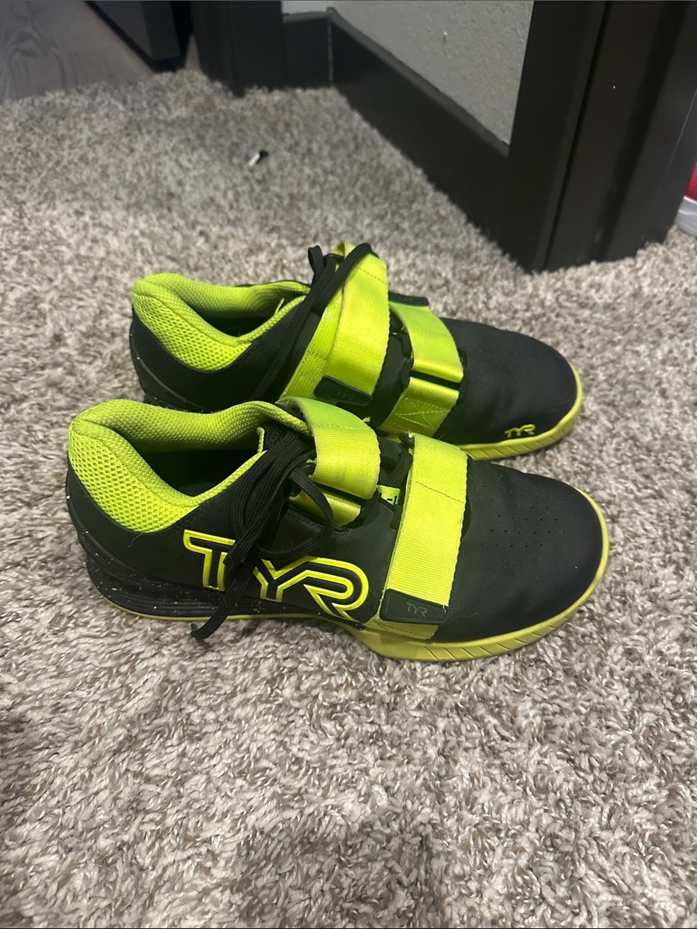 TYR Black & Neon Green L1 Lifters